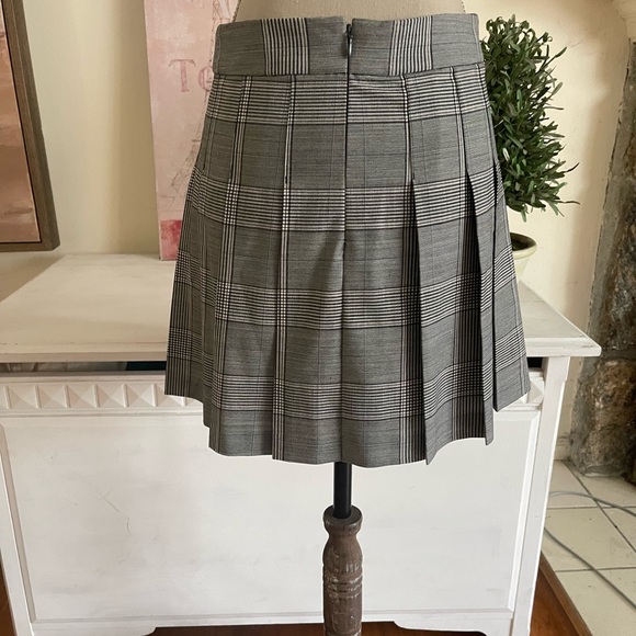 Aritzia Sunday Black, Grey and White Pleated Mini Skirt - Picture 2 of 4